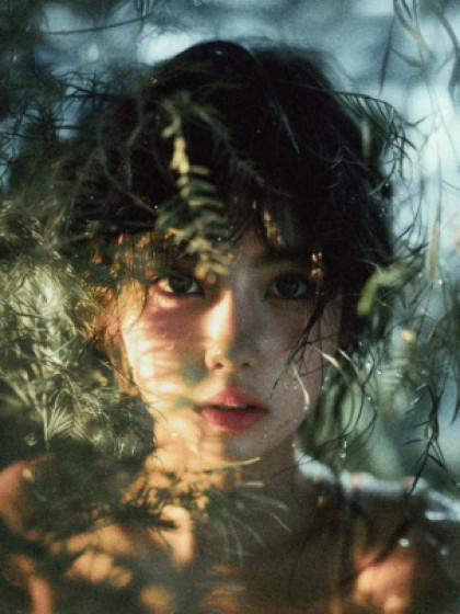 她在狮笼里，我在尘世里