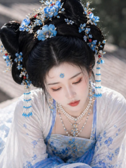 一江龙舟逐流水,半生风月寄闲云